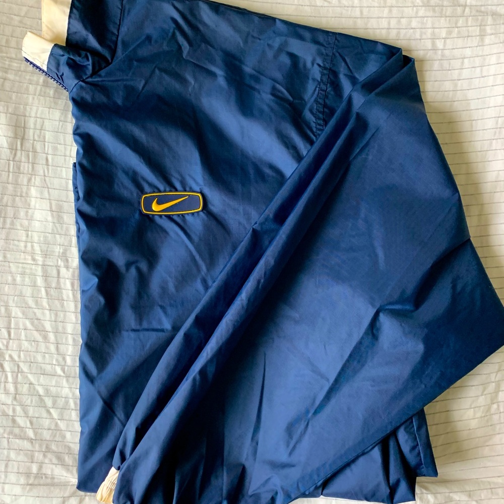 Vintage Nike navy blue oversized windbreaker with racing stripe in the back.